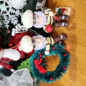 1995 Hershey Chocolate Elf Wreath Maker and Painter Christmas Ornament S…
